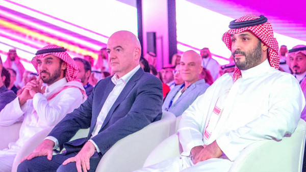 FIFA-Präsident Gianni Infantino (Mitte) mit Mohammed bin Salman (rechts), Kronprinz in Saudi-Arabien
