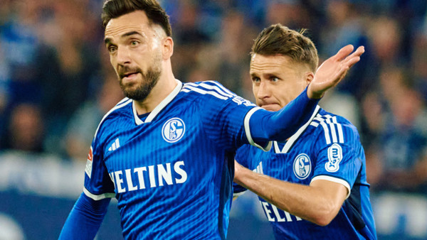 Torschützen unter sich: Schalkes Kenan Karaman (links) jubelt mit Paul Seguin über sein Tor zum 1:0.