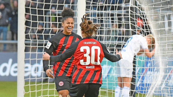 Der Eintracht ins Netz gegangen: Shekiera Martinez und Carlotta Wamser freuen sich über das 3:1 gegen Hoffenheim.