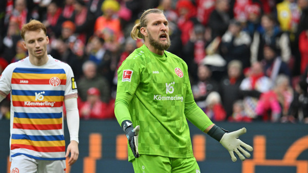 Ernüchtert: der Mainzer Torwart Robin Zentner schimpft nach dem Treffer zum 0:1