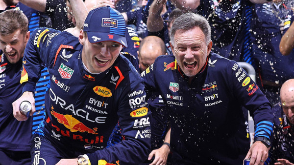 Fürs Team-Foto: Meisterpilot Verstappen und Meistermacher Horner feiern den ersten Sieg beim ersten Rennen der Saison für einen Moment gemeinsam.