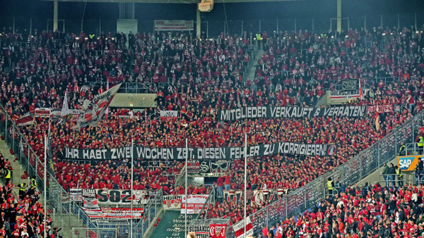 Auswärtssieg wird zur Nebensache: Während des Spiels in Sinsheim machen Anhänger des VfB ihrem Ärger Luft.