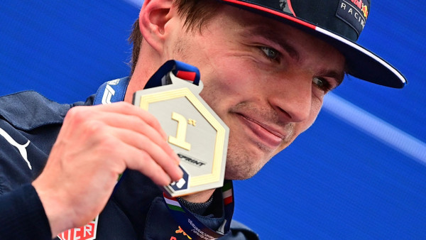 Meine Medaille, mein Sieg: Weltmeister Max Verstappen gewinnt das erste Formel-1-Sprintrennen des Jahres.