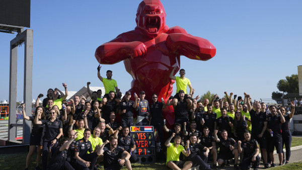 Max Verstappen und das Red-Bull-Team freuen sich über den nächsten Sieg.