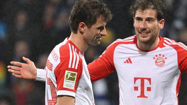 Nicht nur Thomas Müller (links) und Leon Goretzka verstehen die Münchner Fußballwelt nicht mehr.