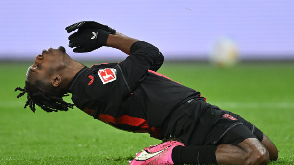 Leverkusens Jeremie Frimpong reagiert nach einer vergebenen Torchance.