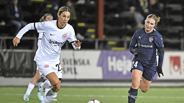 Am Ball und überlegen: Eintracht Frankfurts Sara Doorsoun (l.) gegen Hanna Andersson