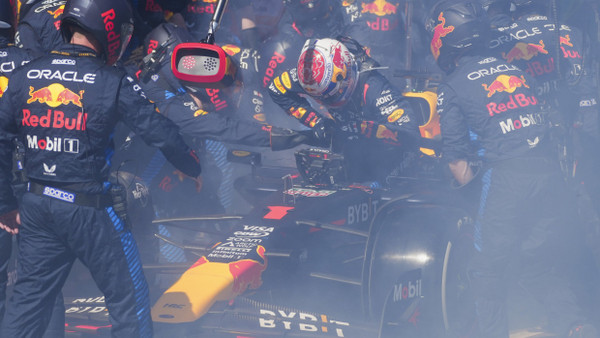 Nichts wie raus: Max Verstappens Red Bull gerät in Australien in Brand.