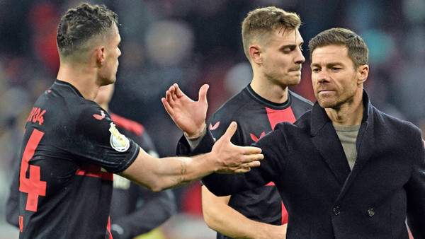 Hand drauf: Trainer Xabi Alonso (rechts) und Granit Xhaka sind mit Leverkusen auf Kurs.