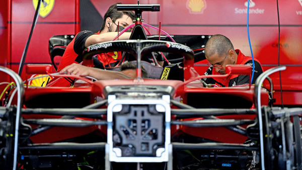 Handarbeit: Mechaniker machen sich an Leclercs Ferrari zu schaffen.
