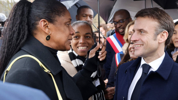President Emmanuel Macron bei der Einweihung des Olympischen Dorfs im Gespräch mit der dreimaligen Sprint-Olympiasiegerin Marie-Jose Perec