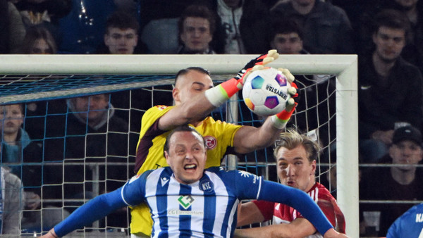 Der Düsseldorfer Torwart Florian Kastenmeier fängt den Ball.