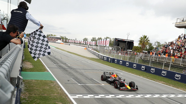 Als erster fährt Max Verstappen über den Zielstrich.