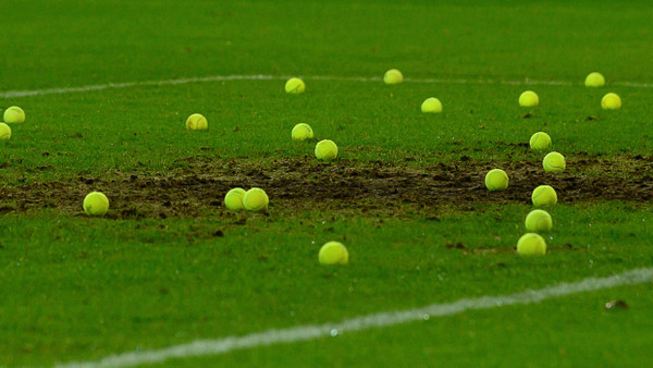 Ein inzwischen gewohntes Bild: Tennisbälle auf dem Rasen in den Fußball-Bundesligen