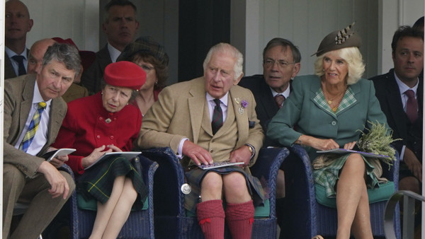 Gemeinsam bei den Highland Games: Timothy Laurence, Prinzessin Anne, König Charles und seine Frau Camilla (von links nach rechts).