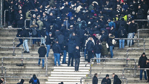 Abmarsch: Frankfurter Ultras verlassen am vergangenen Samstagabend beim Spiel gegen Stuttgart ihren Block.