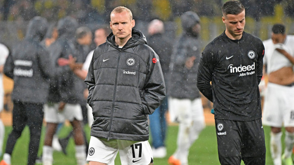 Wieder keine Punkte in Dortmund: Die lange Serie siegloser Spiele nagt an Kapitän Sebastian Rode (links) und Ersatztorhüter Diant Ramaj.