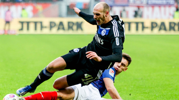 Schalkes Henning Matriciani (links) und Kiels Nicolai Remberg kämpfen um den Ball.