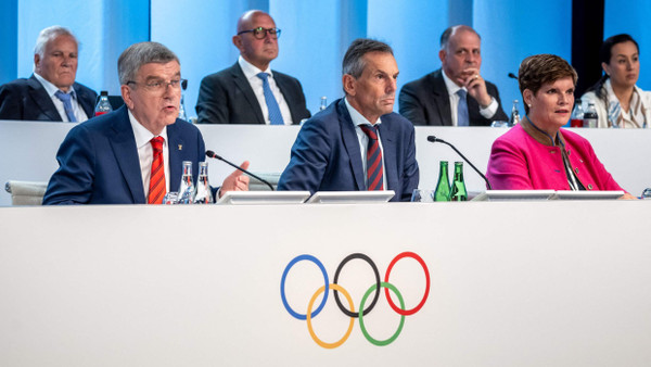 Bei der Sitzung in Lausanne: IOC-Präsident Thomas Bach (links vorne) mit Mitgliedern des Exekutivboards