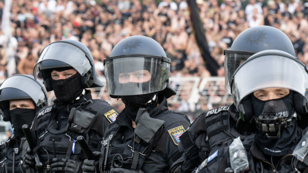 Ein Großaufgebot der Polizei war auch im Stadion von Lok Leipzig.