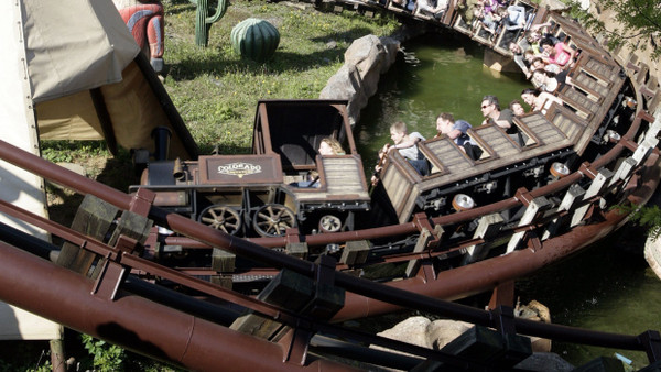 Blick auf die Attraktion „Colorado Adventure“ im Phantasialand in Brühl in der Nähe von Köln.