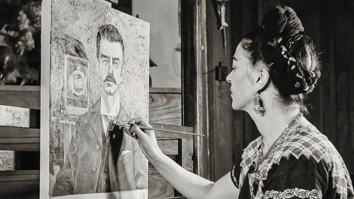 Frida malt das Porträt ihres Vaters, fotografiert von Gisèle Freund, 1951