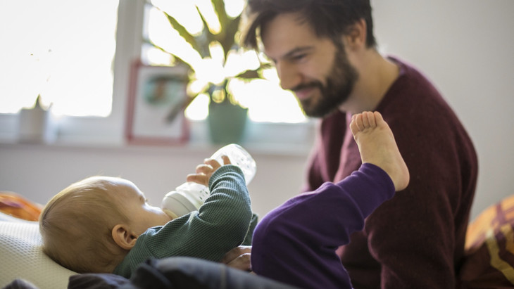 Blickt man zurück auf die Erhebung von 2012/2013, so haben Väter ihren Anteil an der Kinderbetreuung von damals durchschnittlich 51 Minuten am Tag um eine knappe halbe Stunde erhöht Symbolbild).