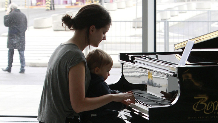 Passagierin mit Kind am Frédéric Chopin-Flughafen in Warschau.
