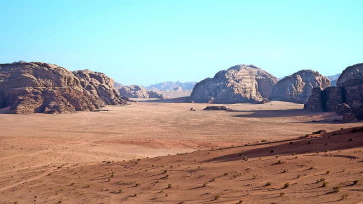 Leere Landschaften, die scheinbar nie enden und auf Touristen sehr anziehend wirken: im Wadi Rum in Jordanien