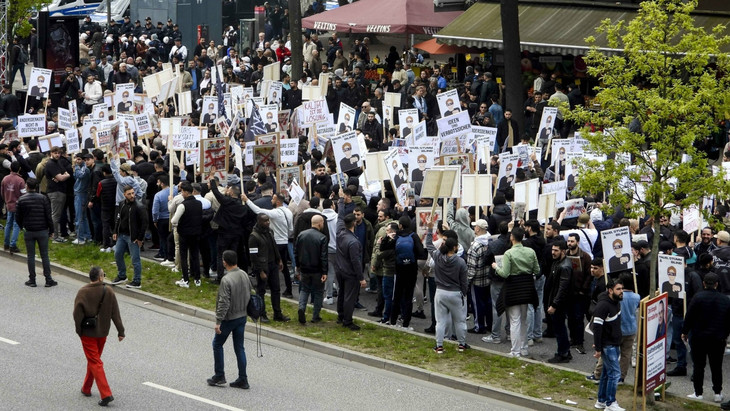 Man muss sie so verstehen, dass sie mit dem Grundgesetz nichts anfangen können. Den Schutz des Grundgesetz genießen sie trotzdem: Demonstranten am 27. April 2024 in Hamburg.