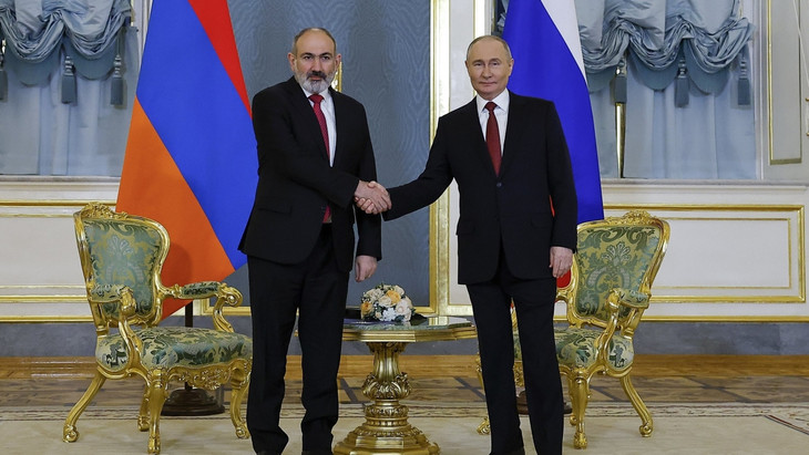 Armeniens Regierungschef Nikol Paschinjan trifft Wladimir Putin im Kreml.
