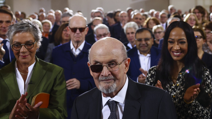Ausgezeichnet: Salman Rushdie in der Paulskirche, rechts seine Ehefrau Rachel Griffiths, links Börsenvereins-Vorsteherin Karin Schmidt-Friderichs