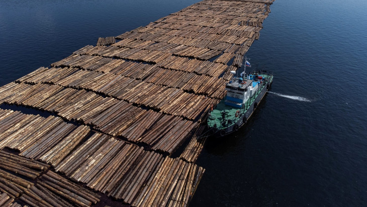 Flößerei in Russland: Experten vermuten, dass Holz aus Russland trotz Sanktionen in die Europäische Union gelangt. (Symbolbild)