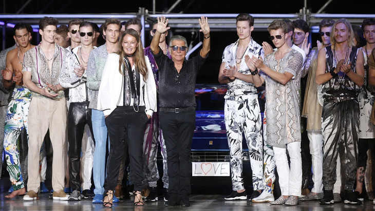 Roberto Cavalli steht nach einer Modeschau seines Labels im Juni 2014 In Mailand zwischen seinen Models.