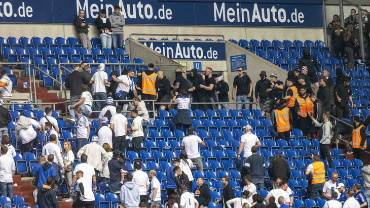 Zwischen Fans von Schalke (weiße Shirts) und Eintracht Frankfurt kam es am 33. Spieltag der vergangenen Saison im Stadion in Gelsenkirchen zu Schlägereien.