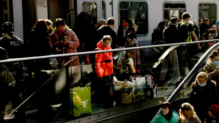 Eine Szene aus der Anfangszeit des Krieges: Hunderte Ukraineflüchtlinge kommen am Berliner Hauptbahnhof an.