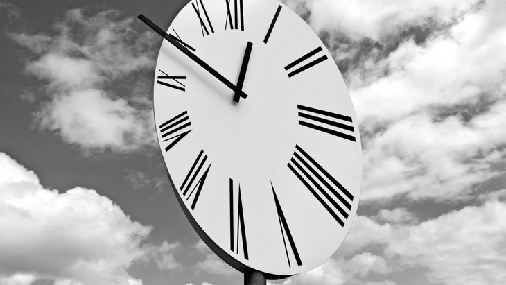 „Die Uhr hängt schief“: Anri Salas mit 6,60 Meter monumentales Werk „Clocked Perspective“