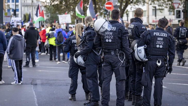 Polizisten bei einer pro-palästinensischen Demonstration. Antisemitistische Straftaten sind in NRW ein zunehmend großes Problem.