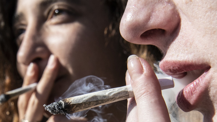 Zwei junge Frauen rauchen Joints: Der Konsum von Cannabis birgt gesundheitliche Risiken.