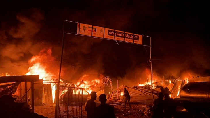 Feuer bricht nach einem israelischen Luftangriff in einem Flüchtlingslager in Rafah aus.