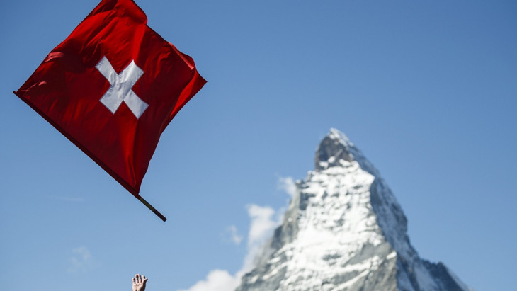 Eine Schweizer Fahne vor dem Matterhorn