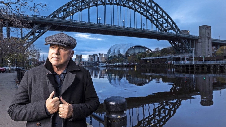 Zurück in der Stadt, an die der aus dem nahegelegenen Blyth Stammende Kindheitserinnerungen hegt: Mark Knopfler vor der Tyne-Brücke in Newcastle