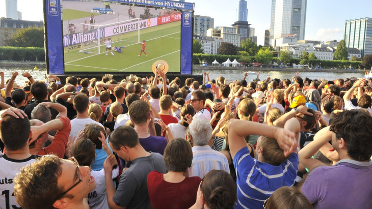 Die Vorfreude ist groß: Die Menschen hoffen auf Fußballabende am Main wie auch bei der WM der Frauen 2011.