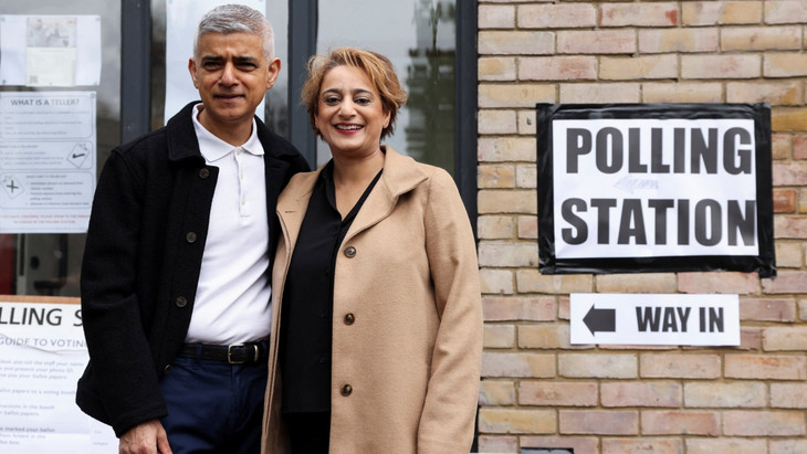 Londons Bürgermeister Sadiq Khan am 2. Mai mit seiner Frau vor einem Wahlbüro