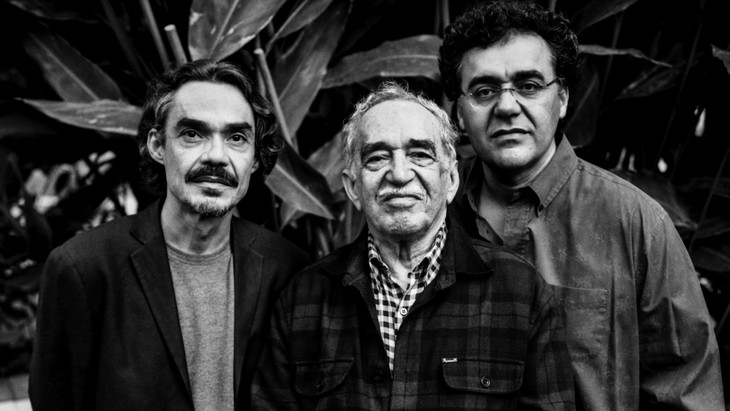 Kurz nach dem achtzigsten Geburtstag: Gabriel García Márquez (1927 bis 2014) mit seinen Söhnen Gonzalo García Barcha (links) und Rodrigo García Barcha im Juli 2007 in Los  Angeles