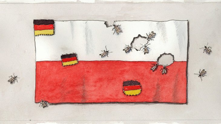 Die Flagge Polens, die von Motten zerlöchert wird und an manchen Stellen mit Deutschlandflaggen geflickt wurde.