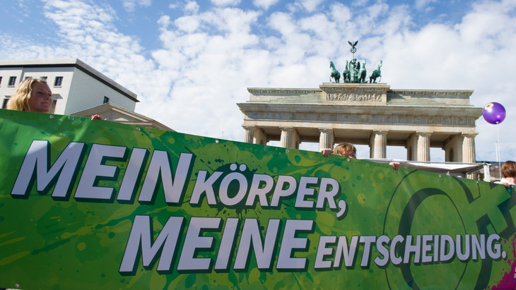 Demonstranten protestieren 2015 in Berlin für die Entkriminalisierung von Schwangerschaftsabbrüchen.