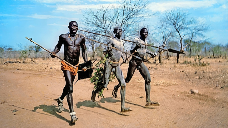 Die Aschebemalung erinnerte Leni Riefenstahl an ihre geliebten Marmorkörper: Filmszene mit Nuba von Kau.