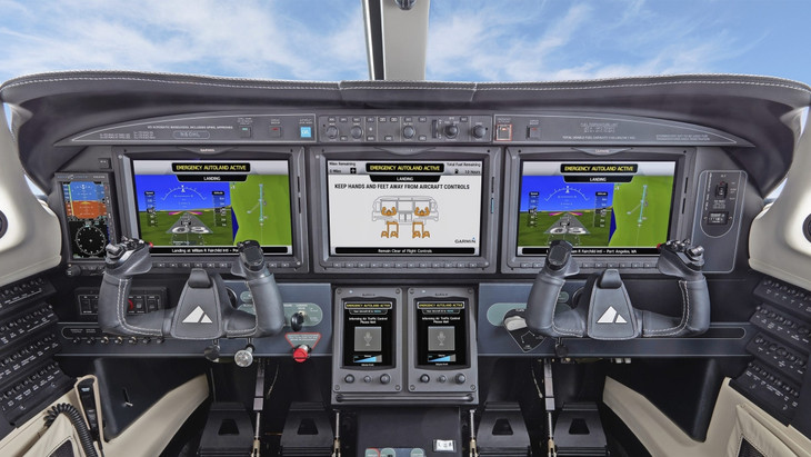 Hände und Füße weg: Cockpit der Piper M700 während des automatischen Landens