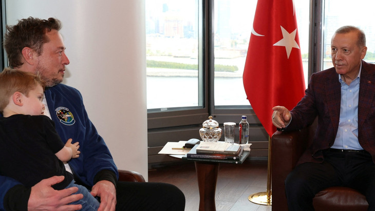 Elon Musk mit seinem Sohn bei einem Treffen mit dem türkischen Präsidenten Recep Tayyip Erdoğan in New York am Sonntag